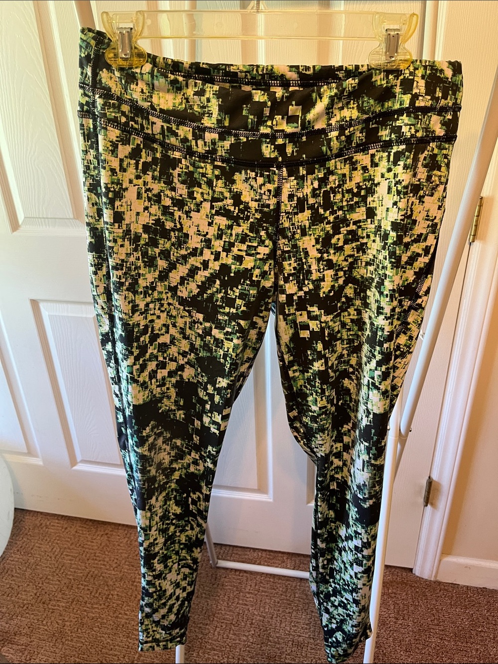 Abstract Pixel Print Athletic Leggings - Green/Black/White